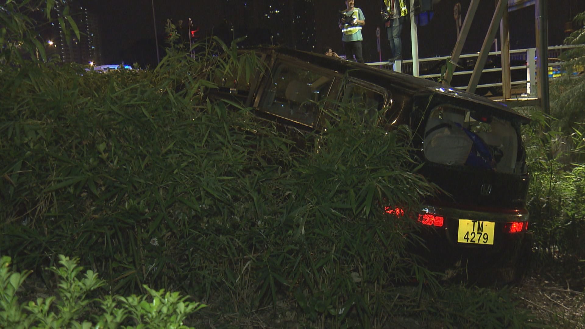 沙田兩車相撞其一衝落斜坡司機受傷