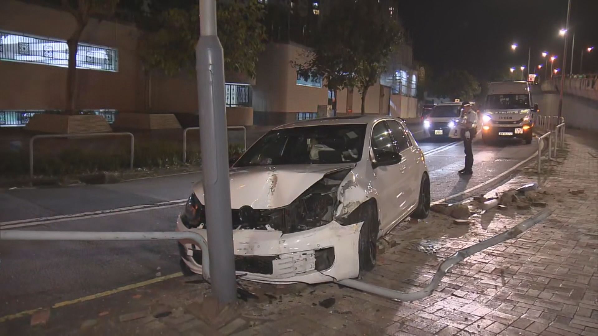 沙田私家車撞燈柱 女司機涉酒駕被捕