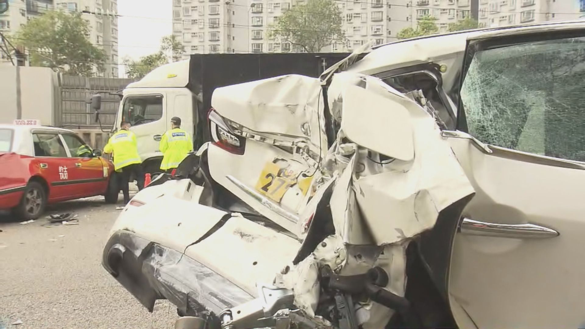 沙田私家車與的士相撞兩司機落車理論遭尾隨貨車撞到釀一死一傷 