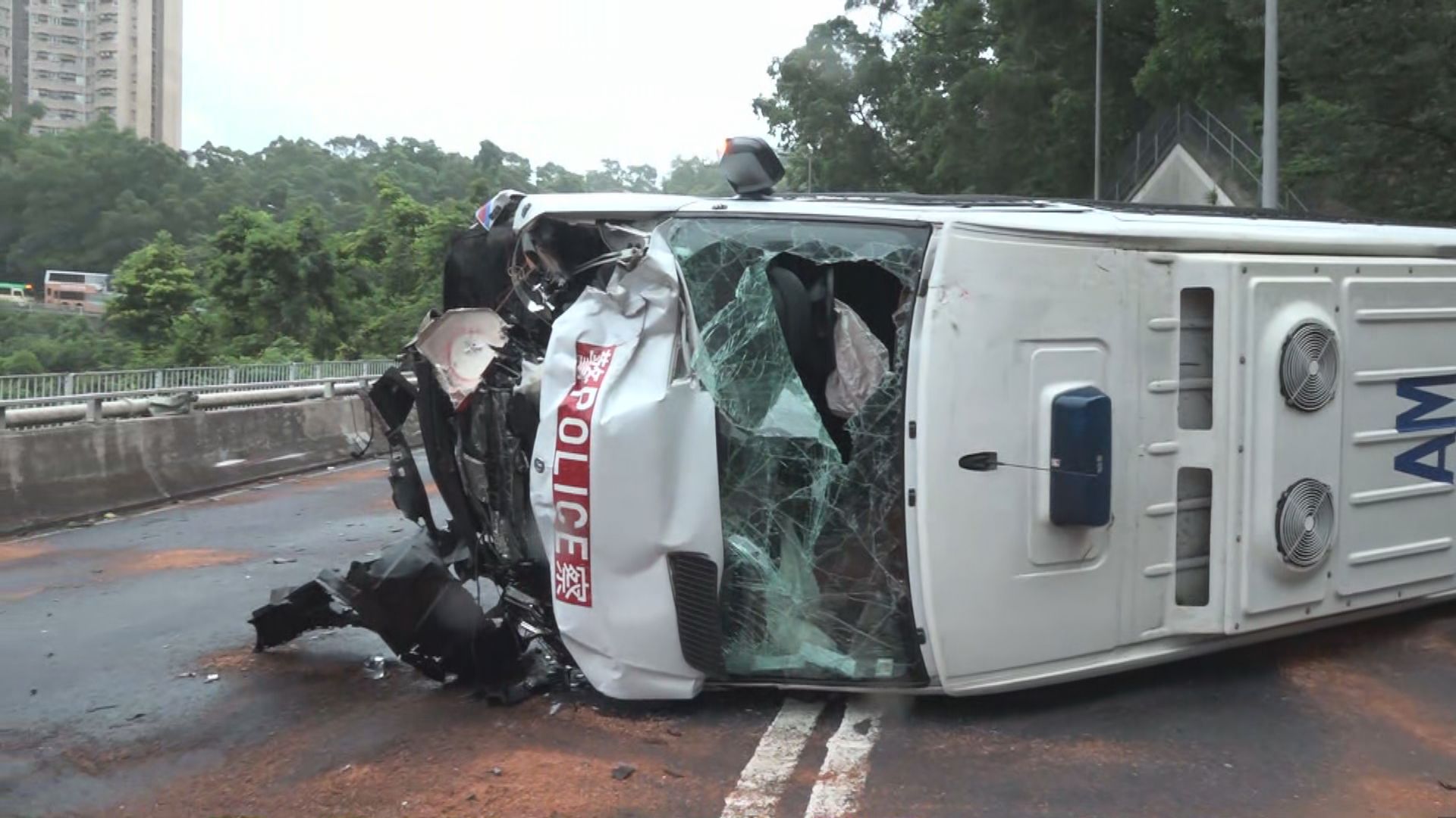 將軍澳車禍其中一輛警車翻側　八人受傷