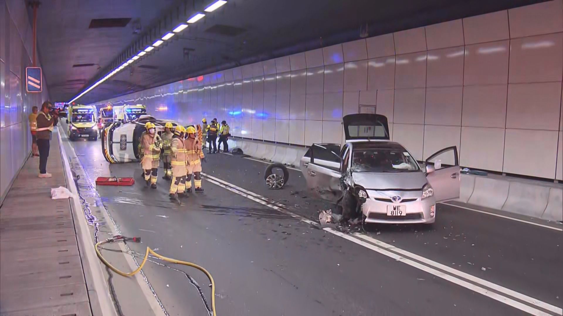 將藍隧道兩車相撞三人受傷送院