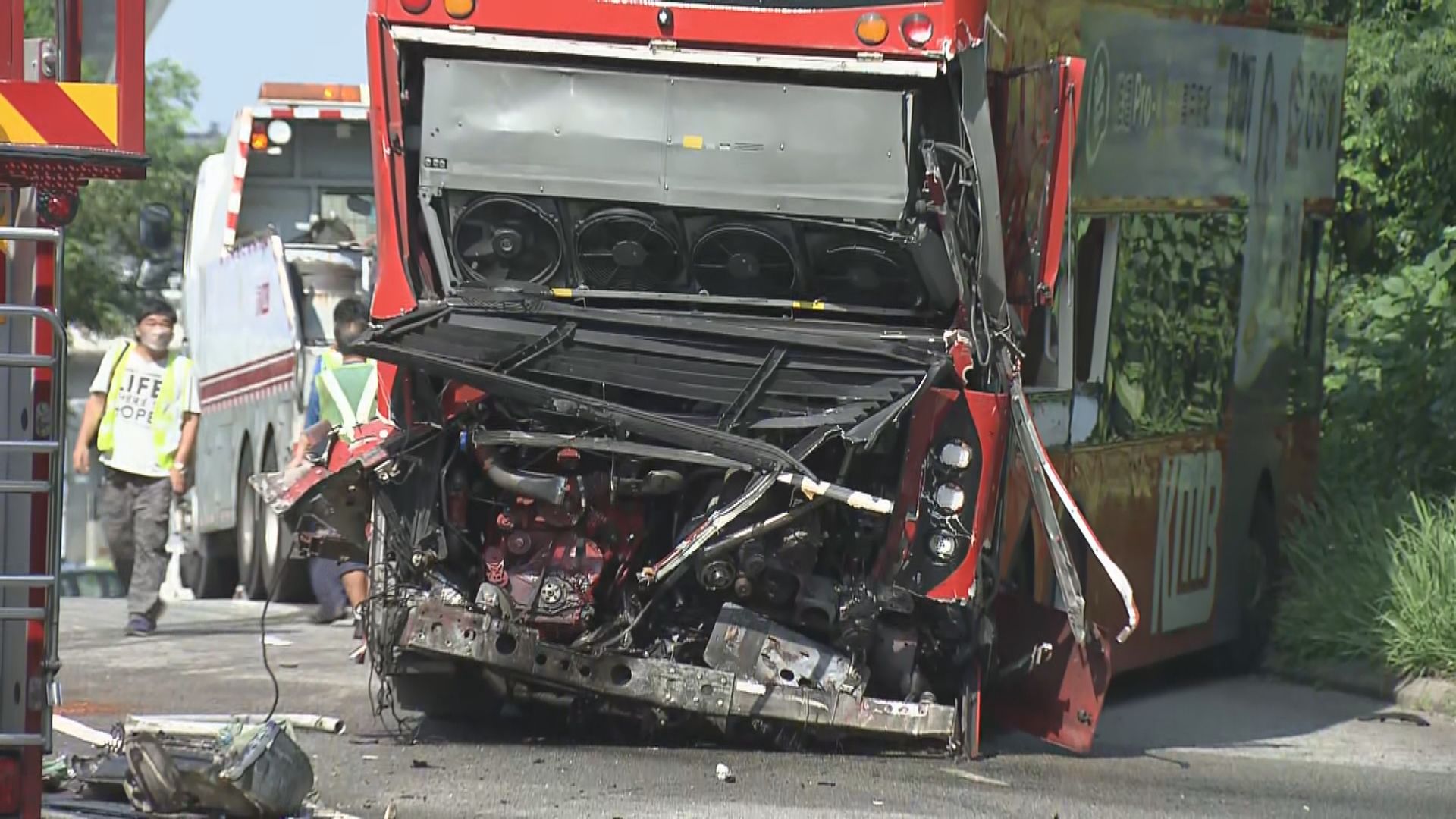 屯門公路近藍地有泥頭車與巴士相撞最少九傷　泥頭車司機一度被困