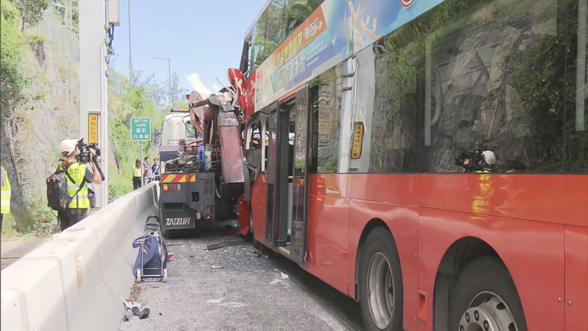 屯門公路巴士與吊臂車相撞43人傷 一人危殆