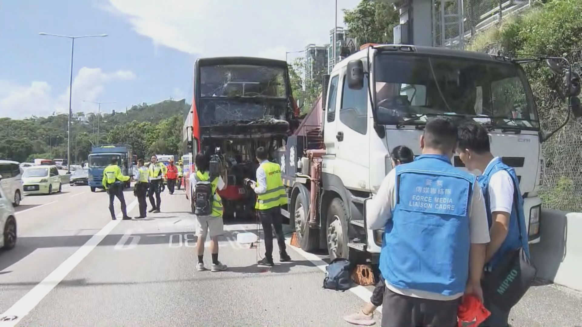 屯門公路巴士與吊臂車相撞43人傷 一人危殆