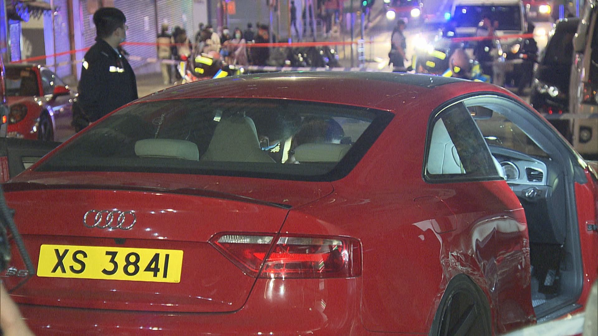 尖沙咀私家車逆線撞三車警擎槍拘兩男女