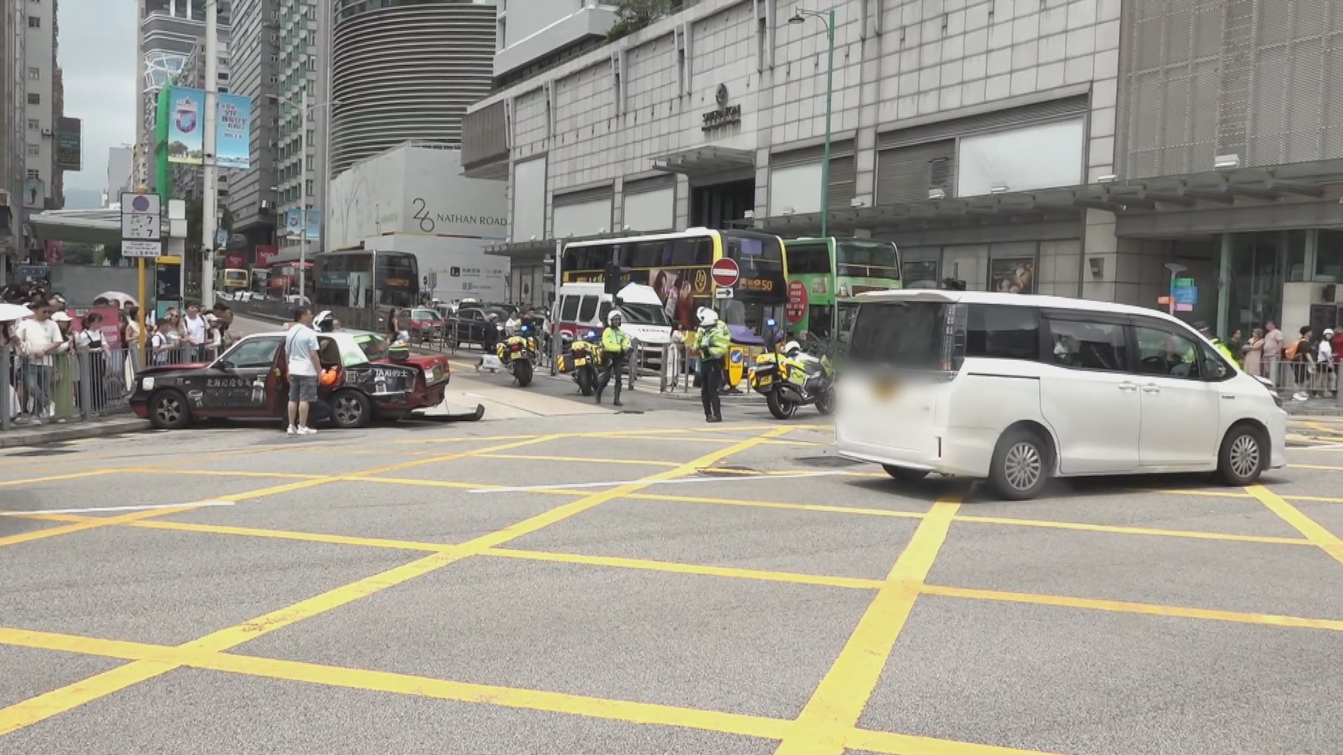 尖沙咀的士與私家車相撞釀三傷