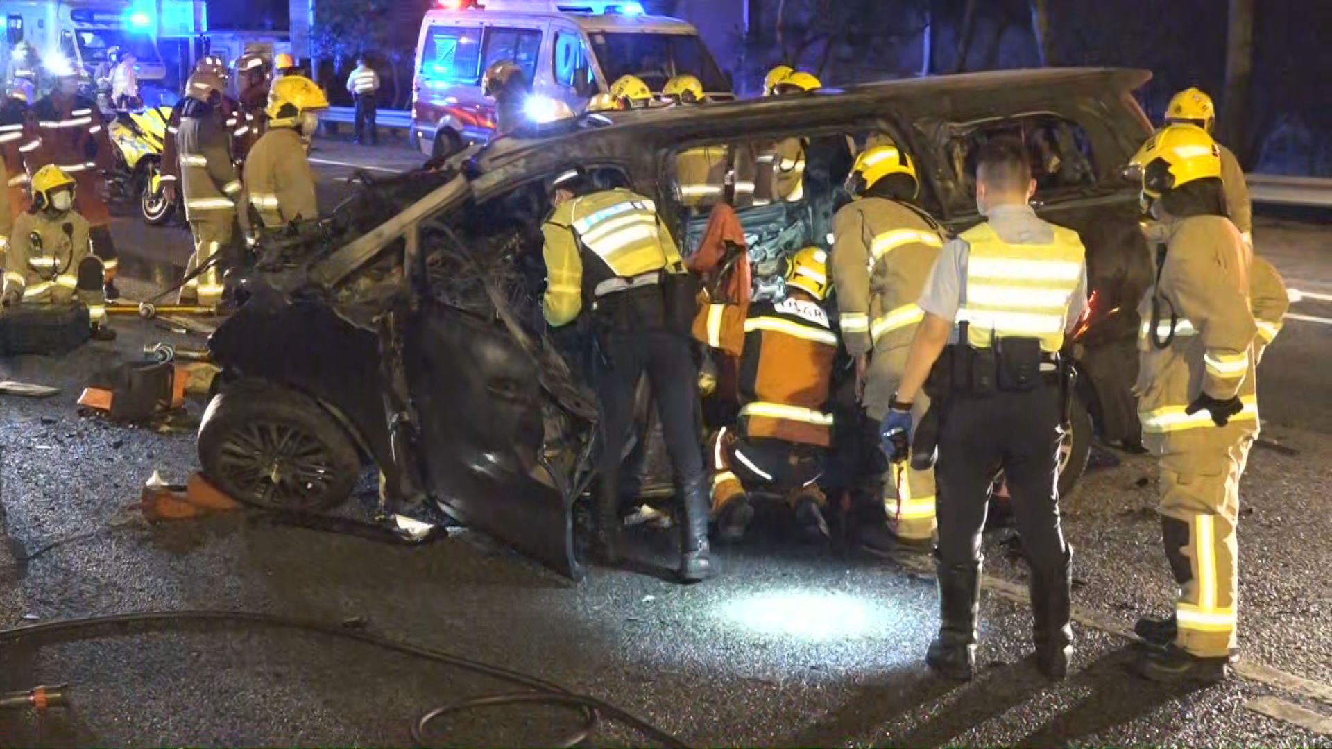 私家車大欖隧道附近撞壆起火　被困司機送院後證實死亡