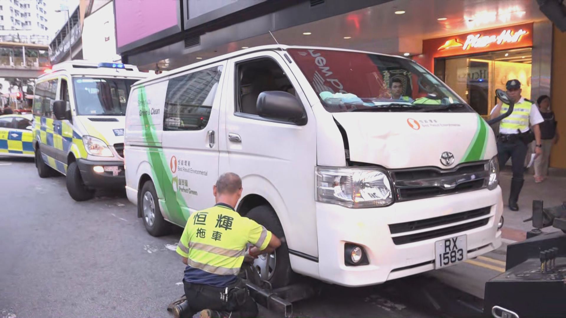 荃灣客貨車撞傷過路男子