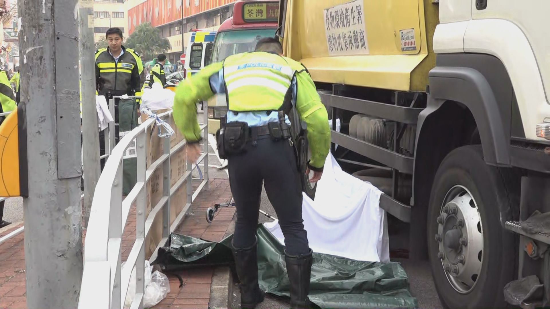 荃灣街市街老翁過路被垃圾車輾斃