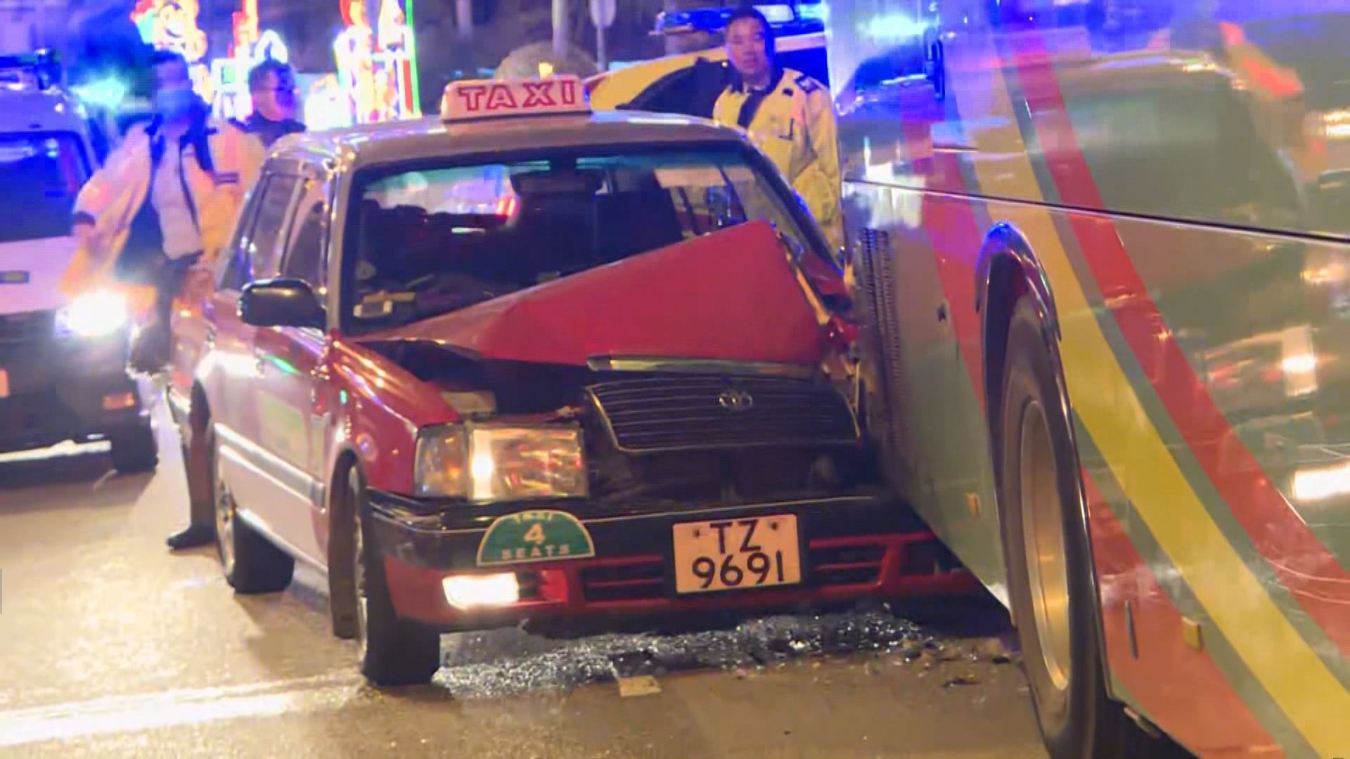 荃灣的士司機涉醉駕撞旅巴釀兩傷