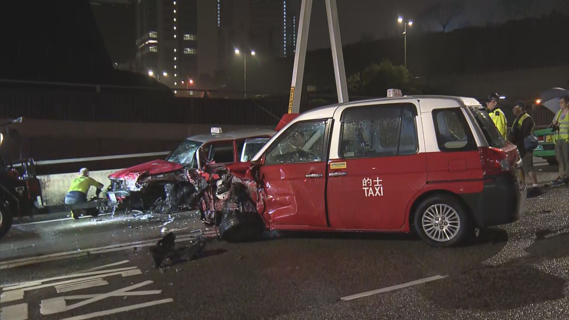 荃灣的士疑逆線行駛釀三車相撞六人送院