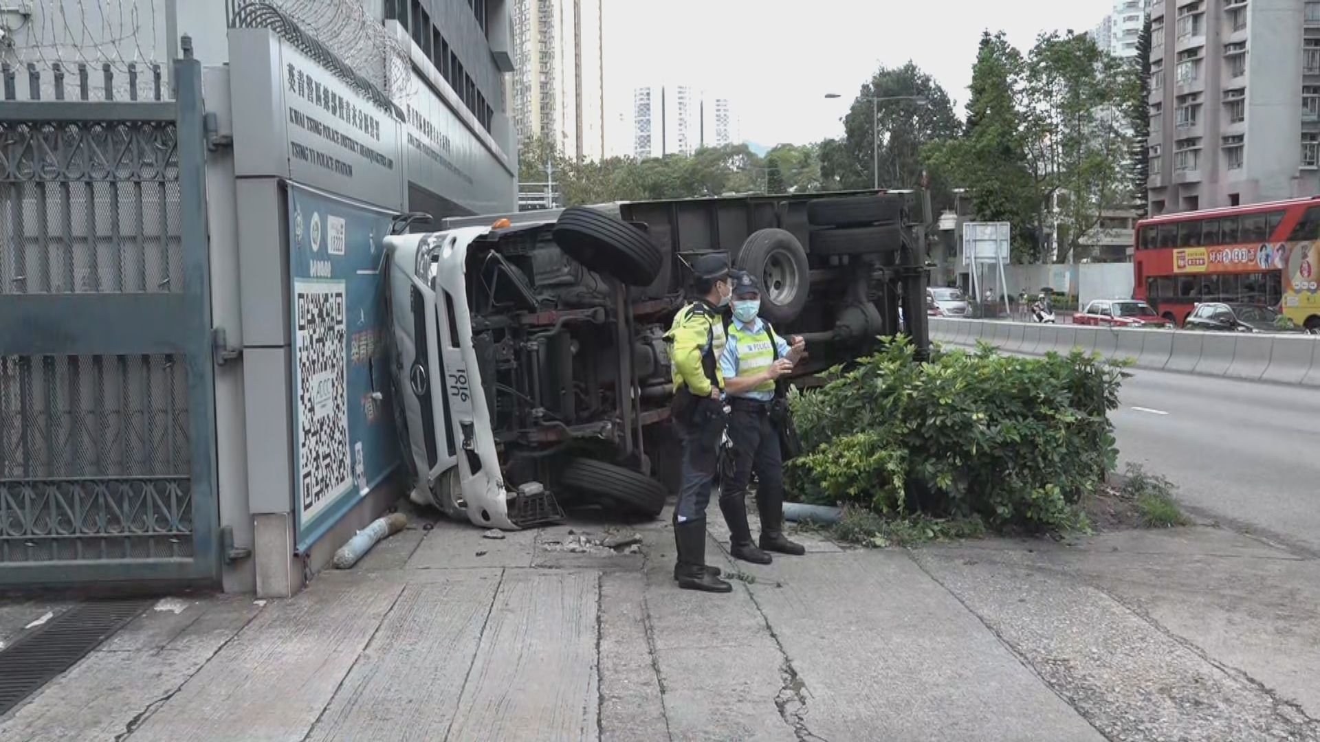 一輛貨車青衣警署外翻側　司機一度被困