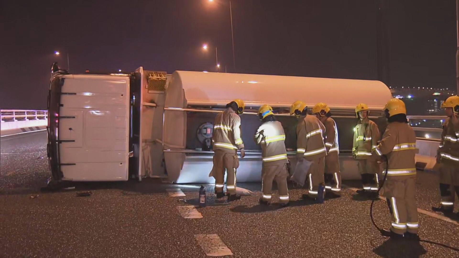 昂船洲大橋運油車翻側漏油　司機受傷送院