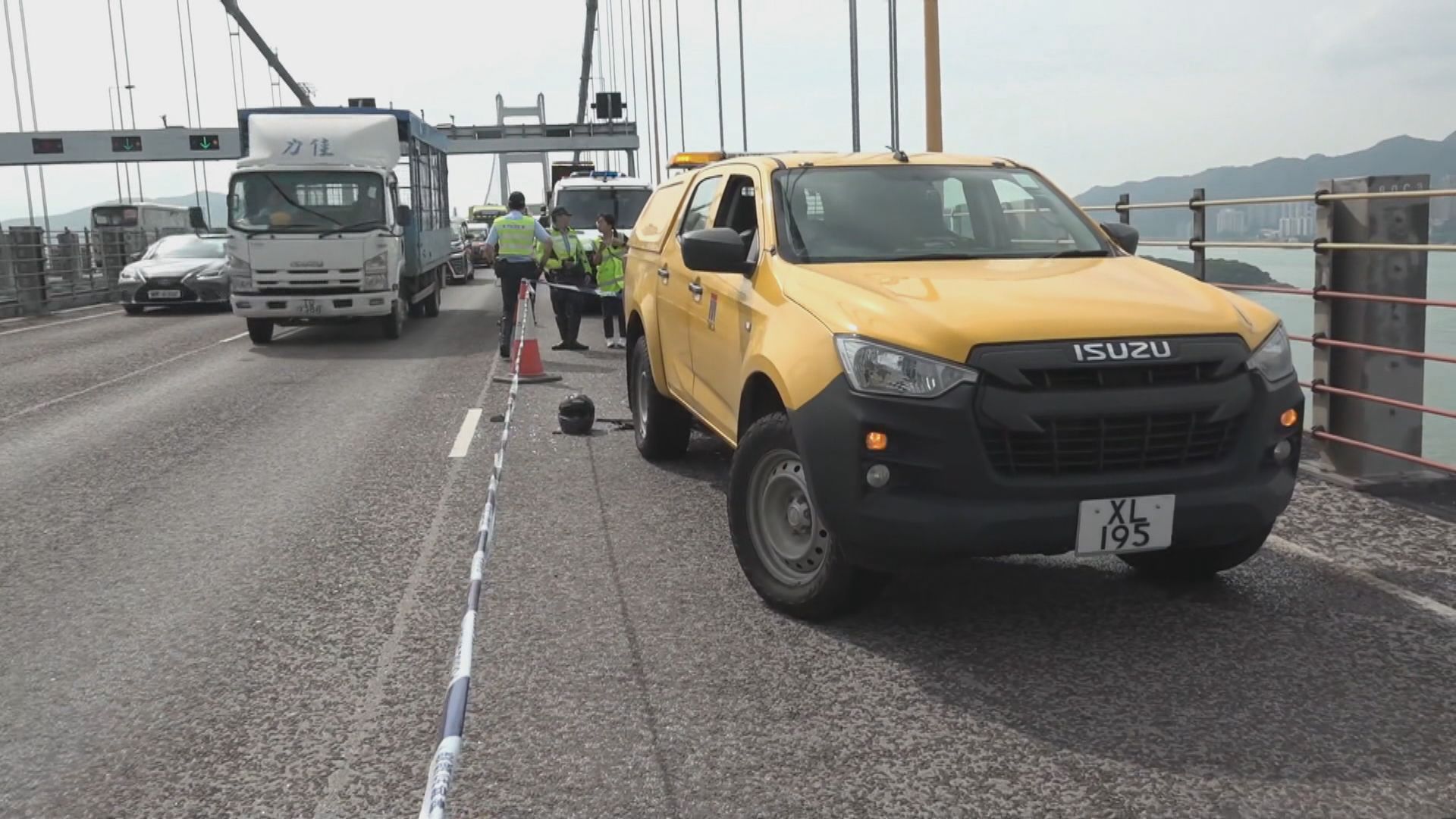 青馬大橋兩車相撞　電單車司機頭部受傷送院