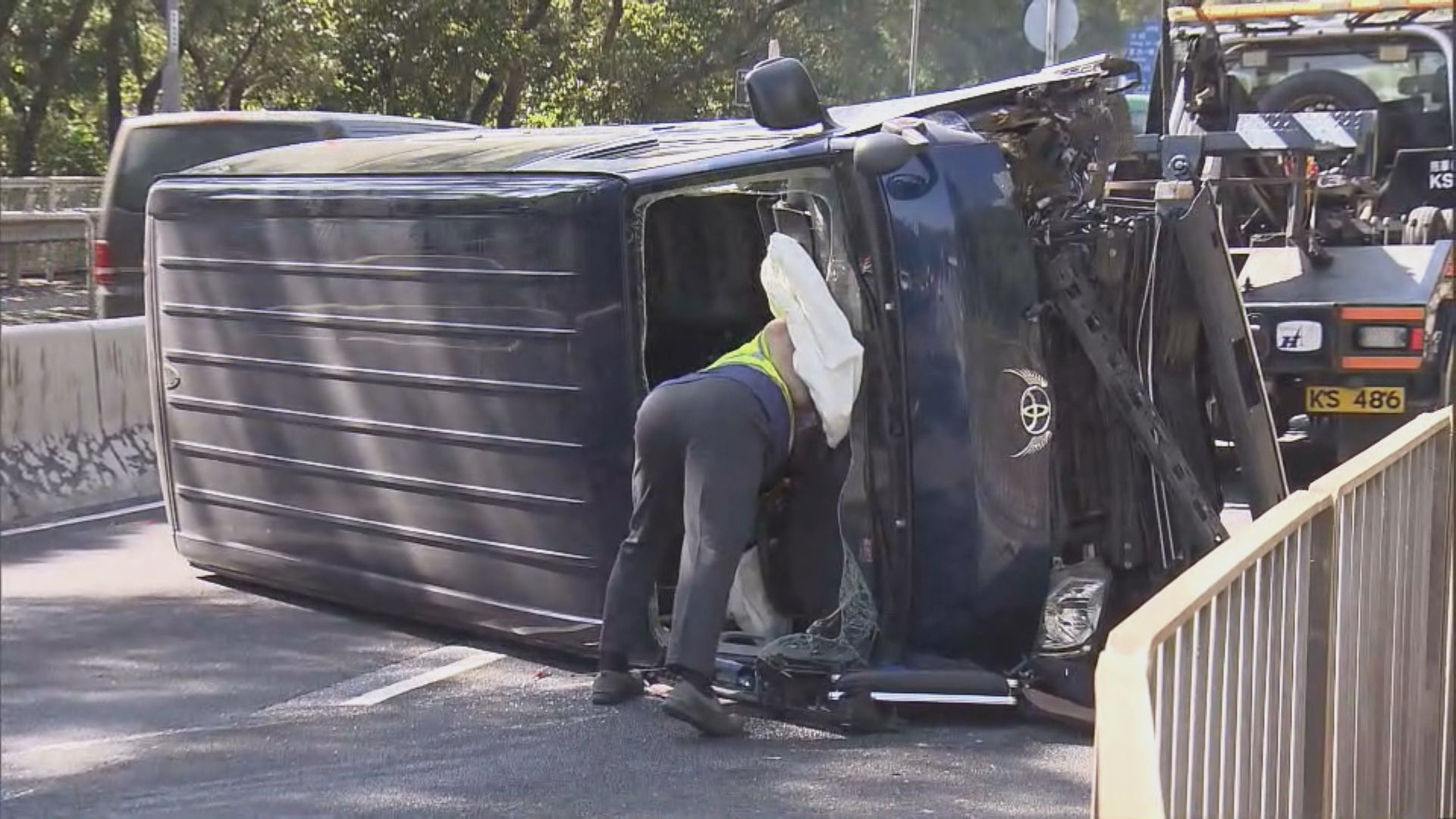 青衣西路客貨車翻側司機受傷送院