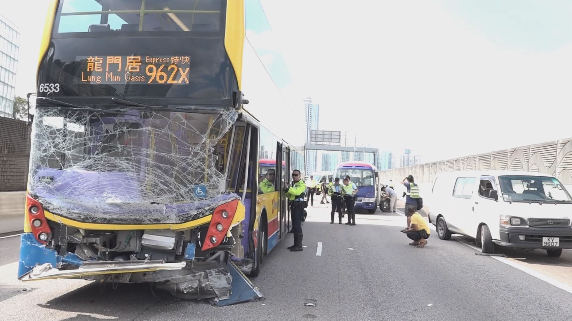西九龍快速公路五車相撞　至少十八人受傷