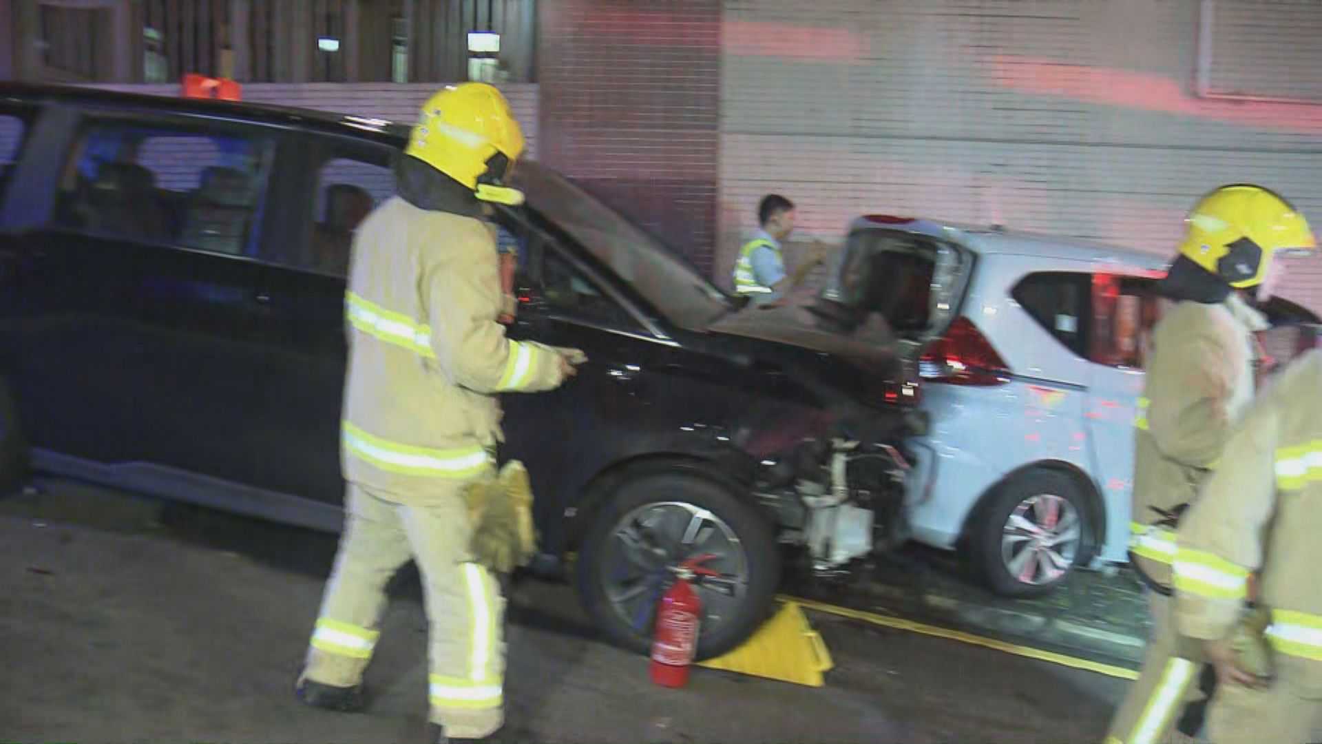 西半山柏道兩私家車相撞三人傷