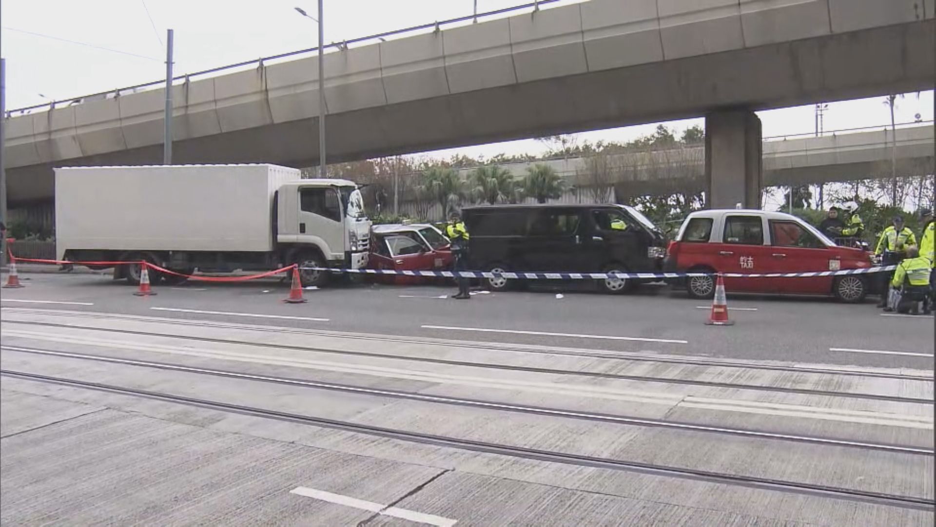 西環四車相撞　的士司機被困車底昏迷送院