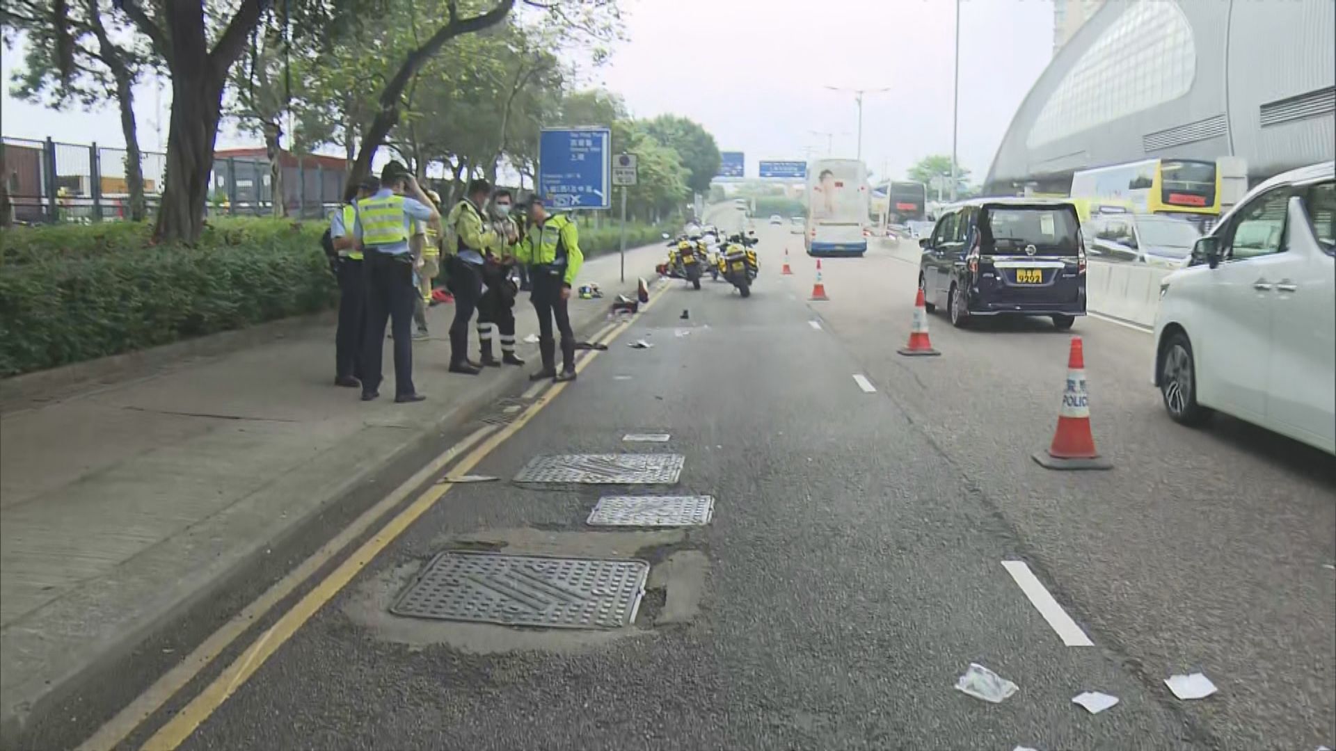 西隧附近致命交通意外　電單車司機當場不治　旅遊巴司機涉不顧而去被捕 