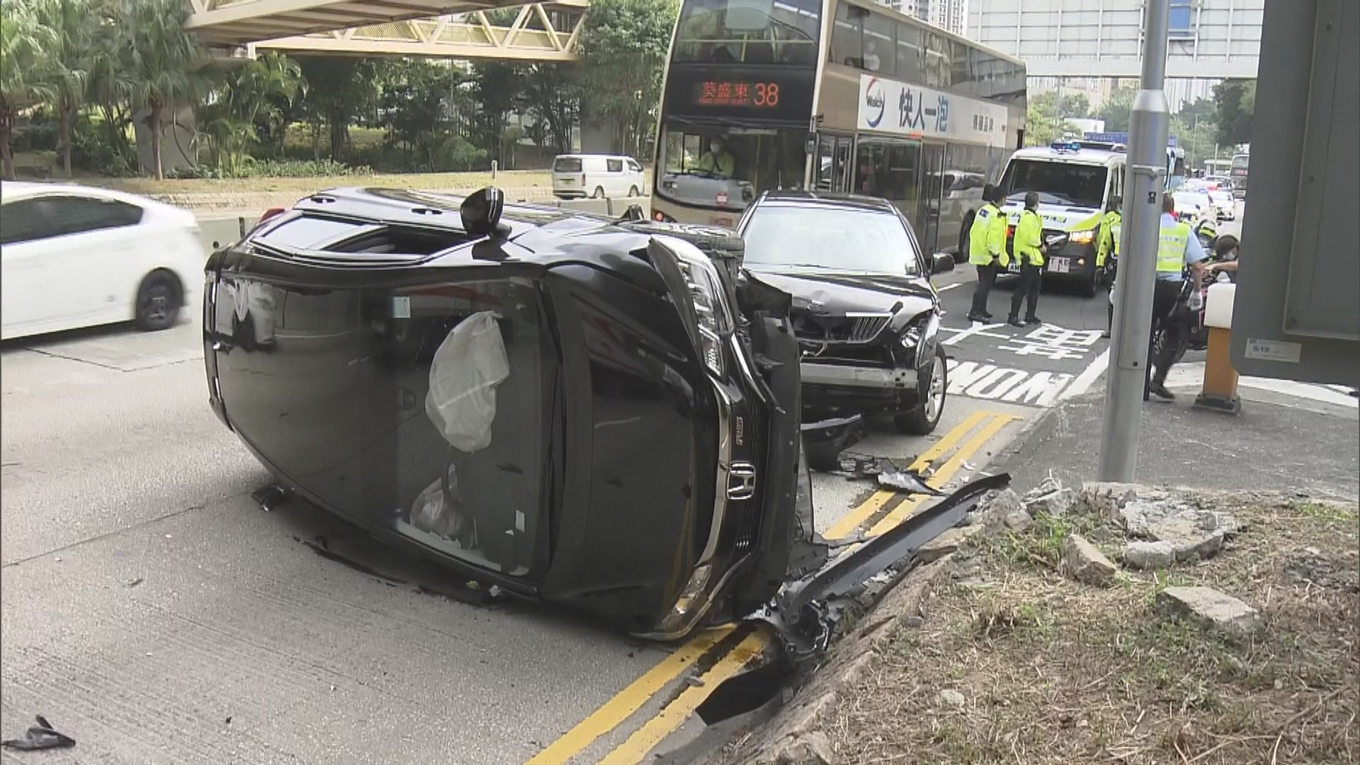 龍翔道三車相撞意外兩人受傷送院