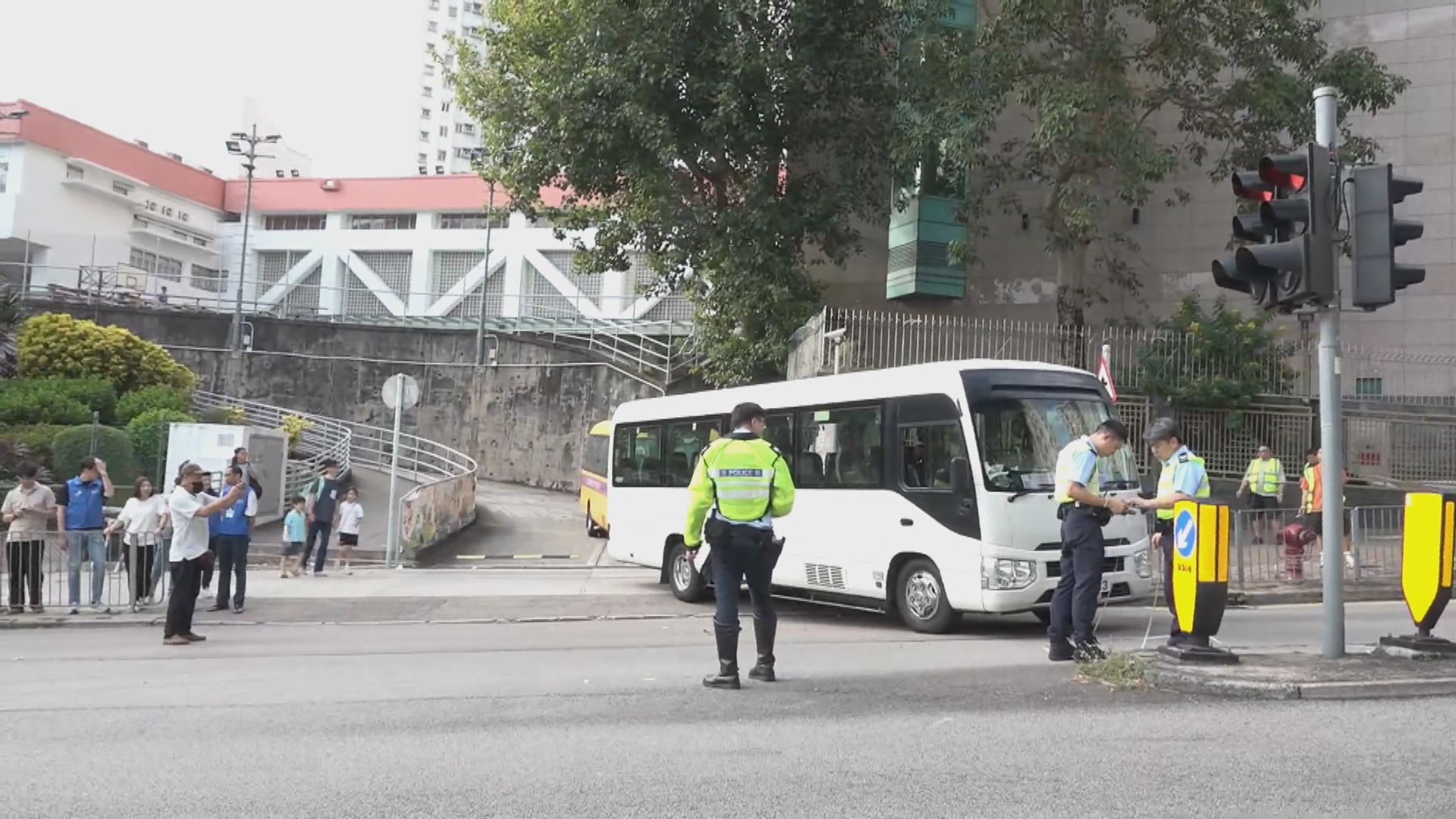 鑽石山校巴撞女途人捲車底