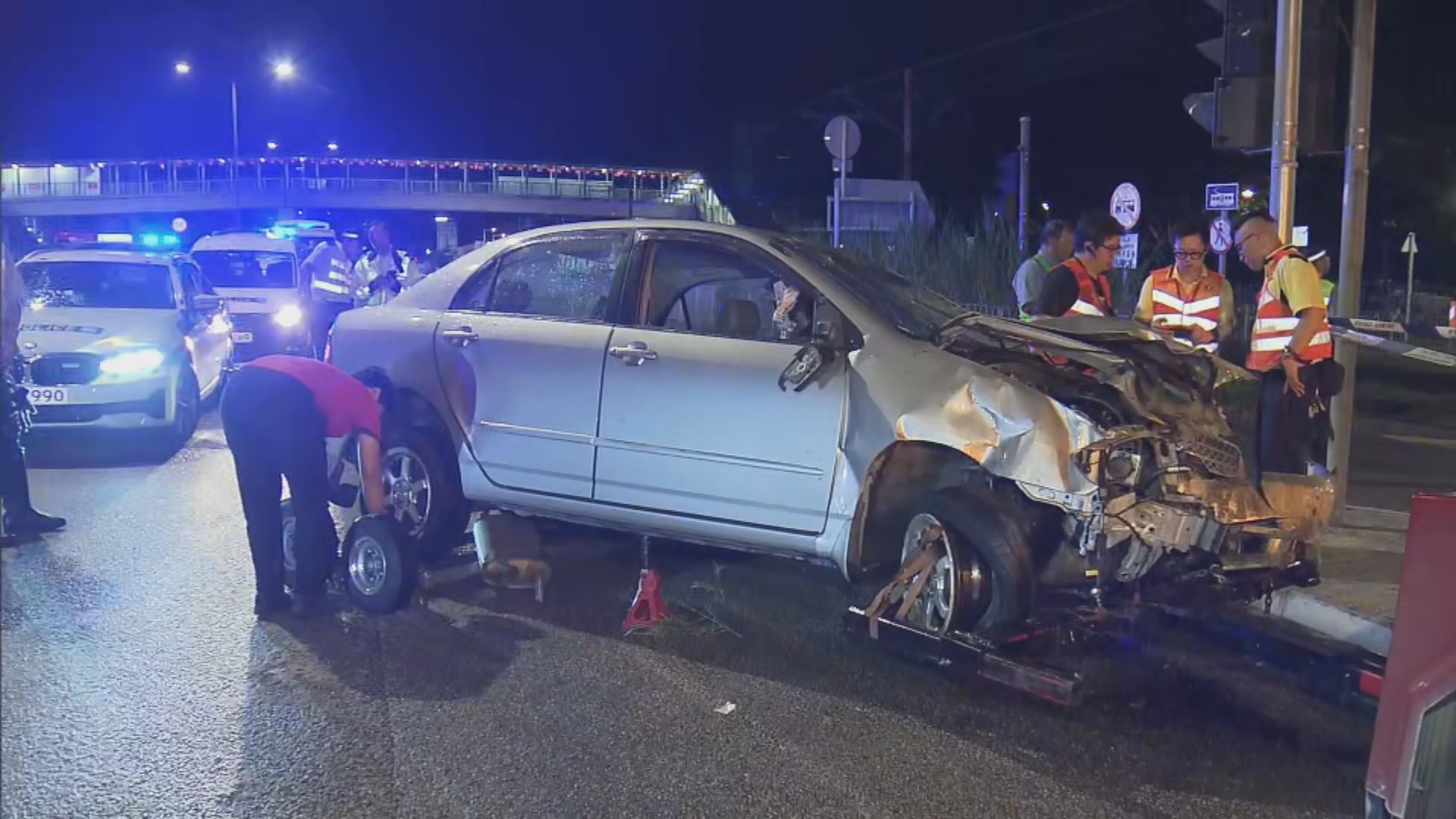 私家車失事鏟入鍾屋村輕鐵路軌範圍　列車服務一度受阻