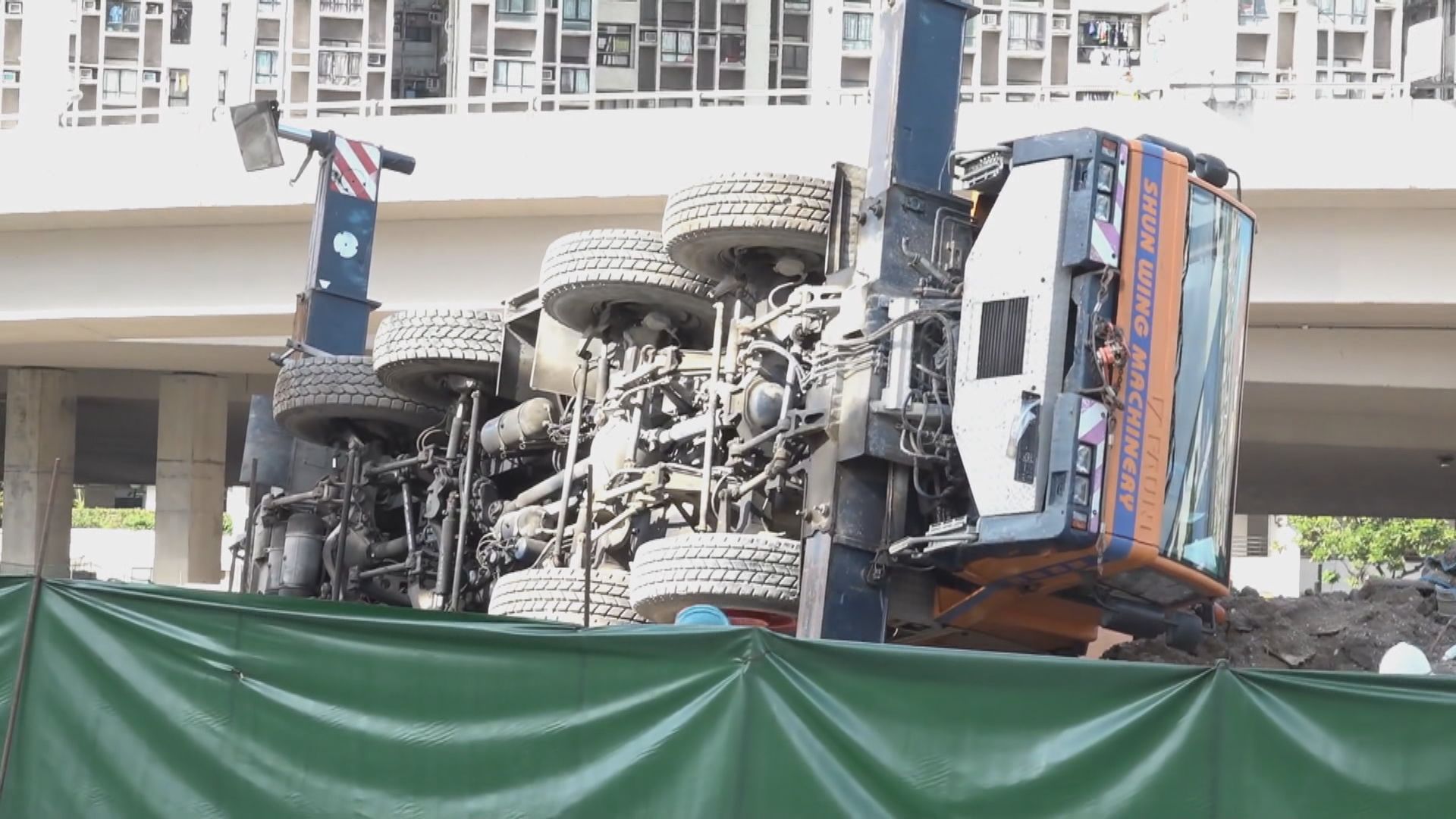 油麻地地盤吊臂車翻側 司機受傷送院