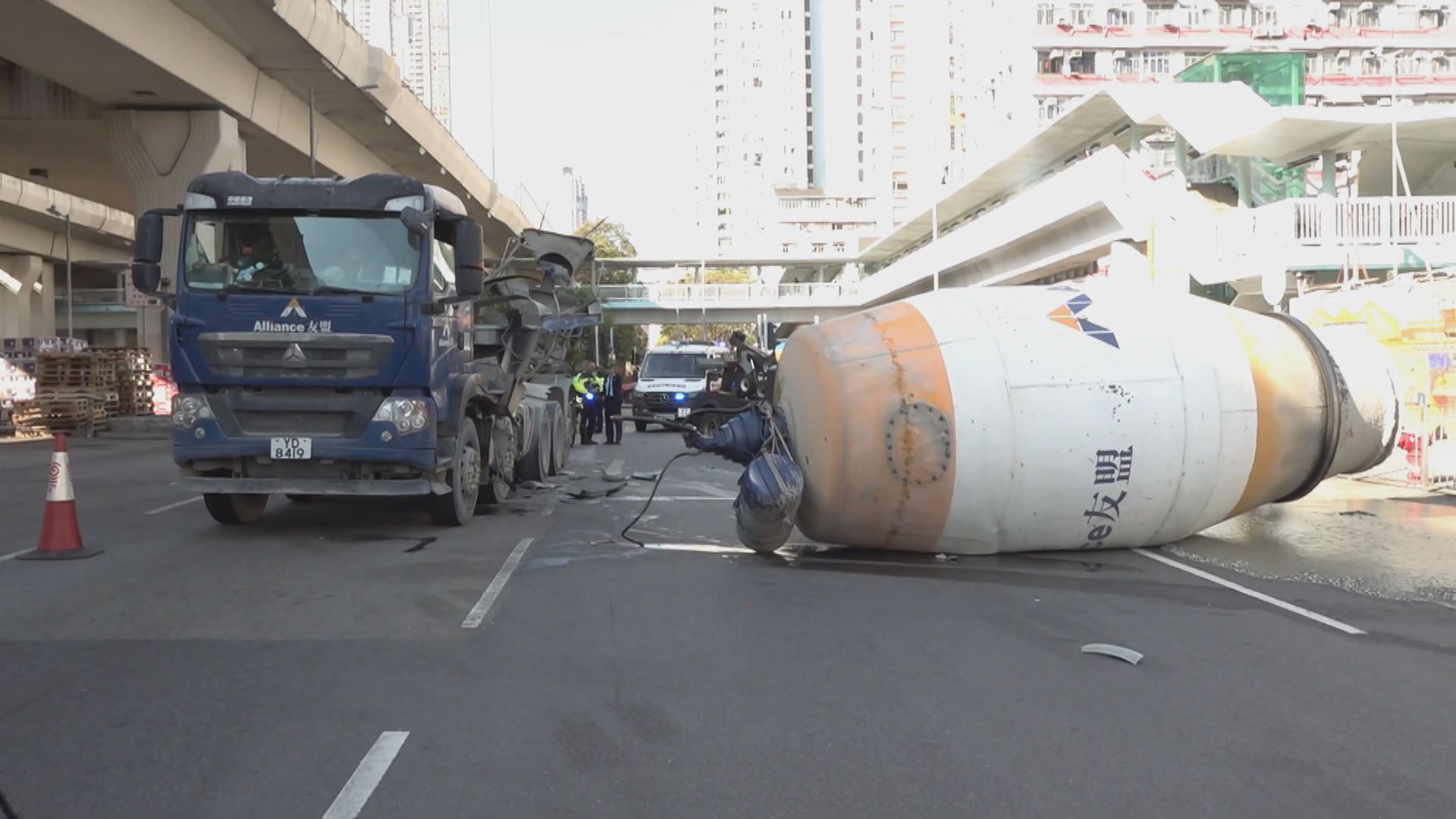 油麻地田螺車攪拌筒飛脫墮地　無人受傷