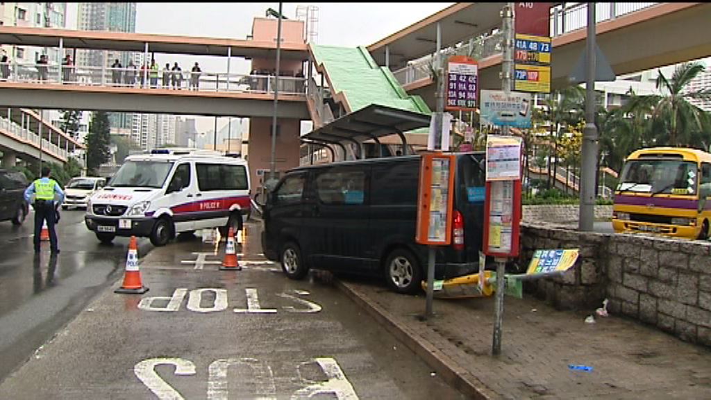 香港仔客貨車鏟上巴士站三人傷