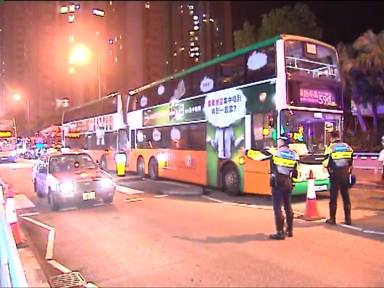 
香港仔兩巴士相撞多人受傷