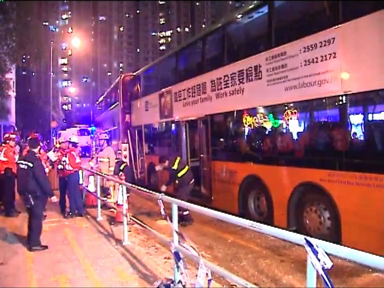 
香港仔兩巴士相撞20人傷