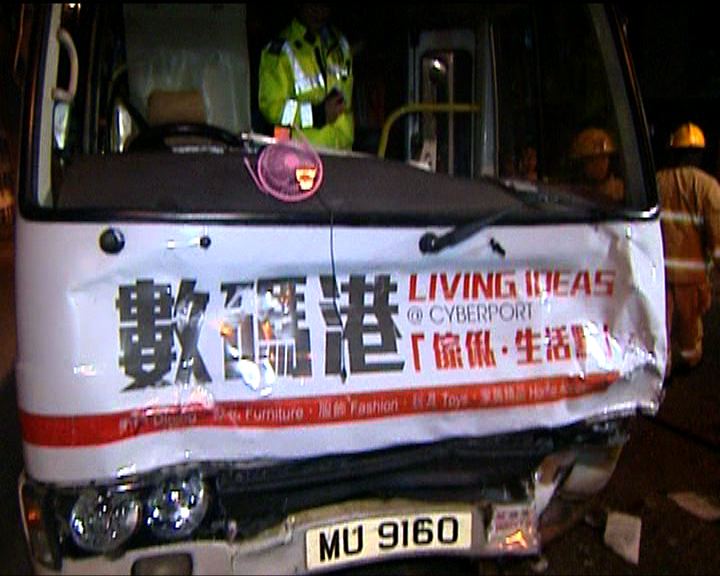 
香港仔小巴私家車相撞17人傷