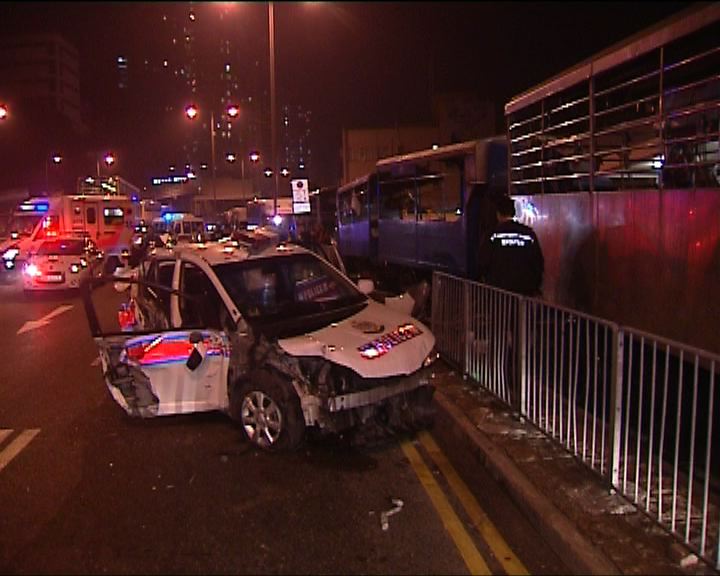 
香港仔警車失事撞欄兩警員傷
