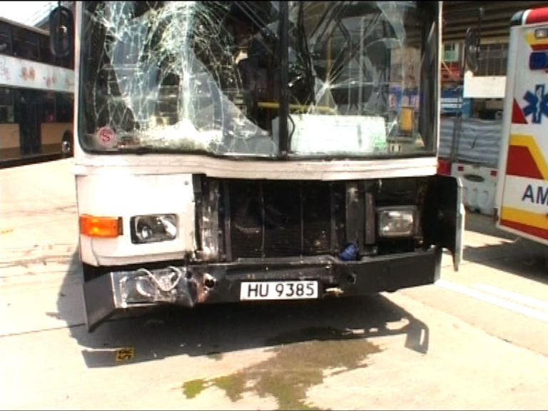 九龍城兩巴士相撞十四人受傷