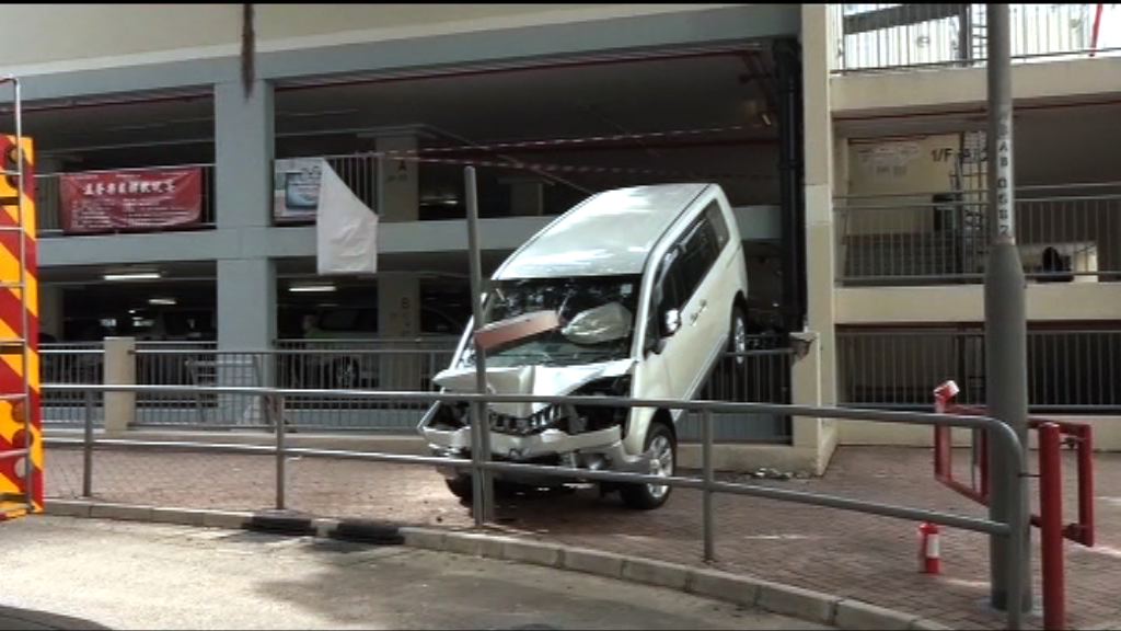 彩虹邨私家車衝越圍欄墮樓　司機受驚送院