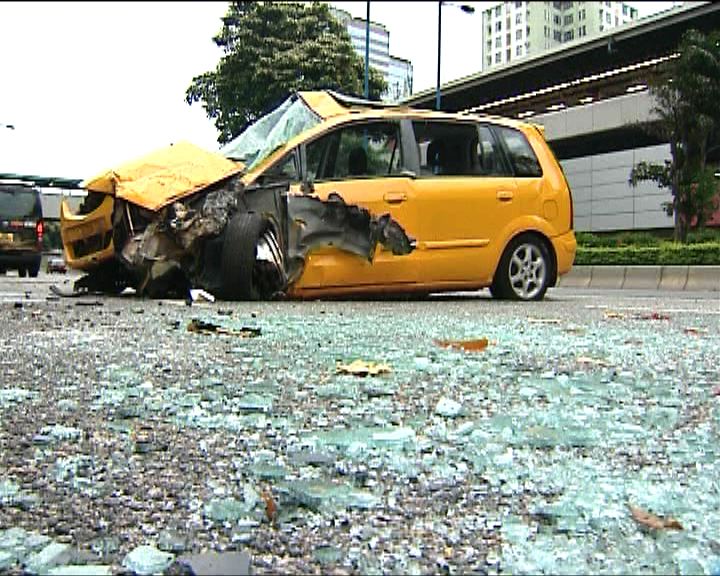 
九龍灣私家車失事兩人受傷