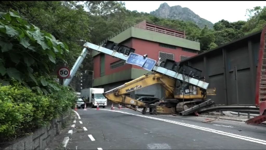 獅隧往九龍出口挖泥車撞指示牌　全線封閉