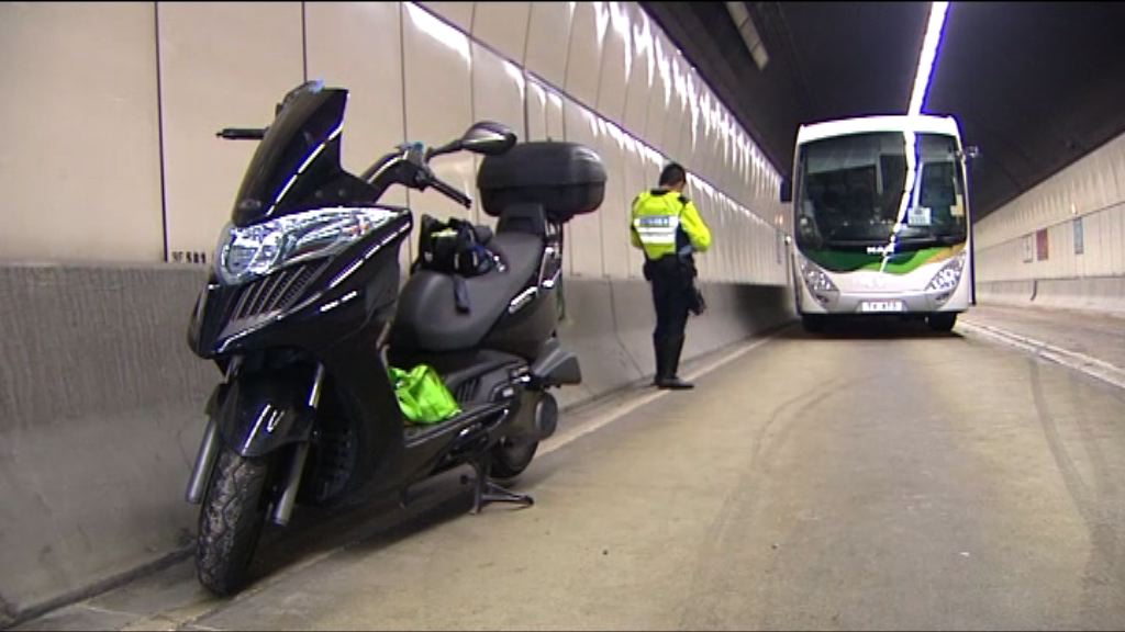 將軍澳隧道旅巴電單車相撞　鐵騎士死亡