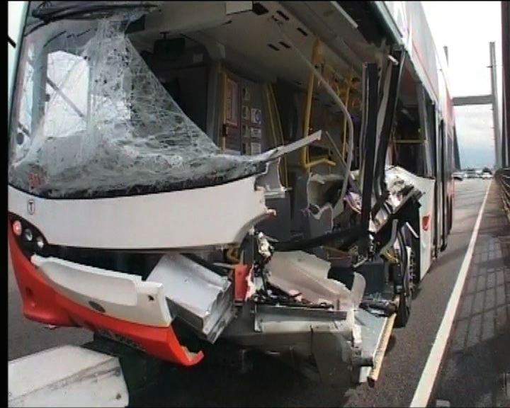 
青嶼幹線巴士與工程車撞5人傷