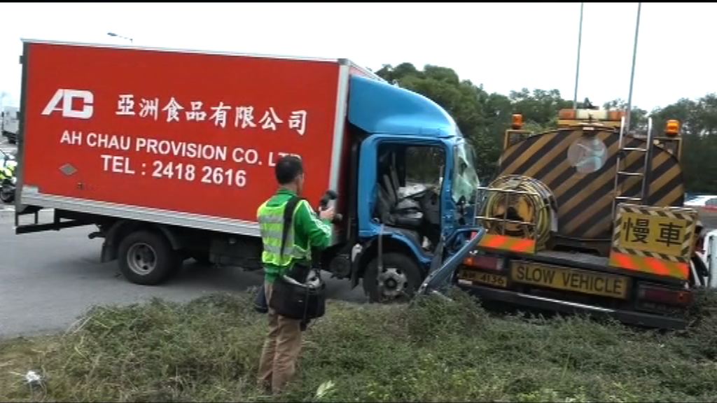 青衣貨車與水車相撞一人傷