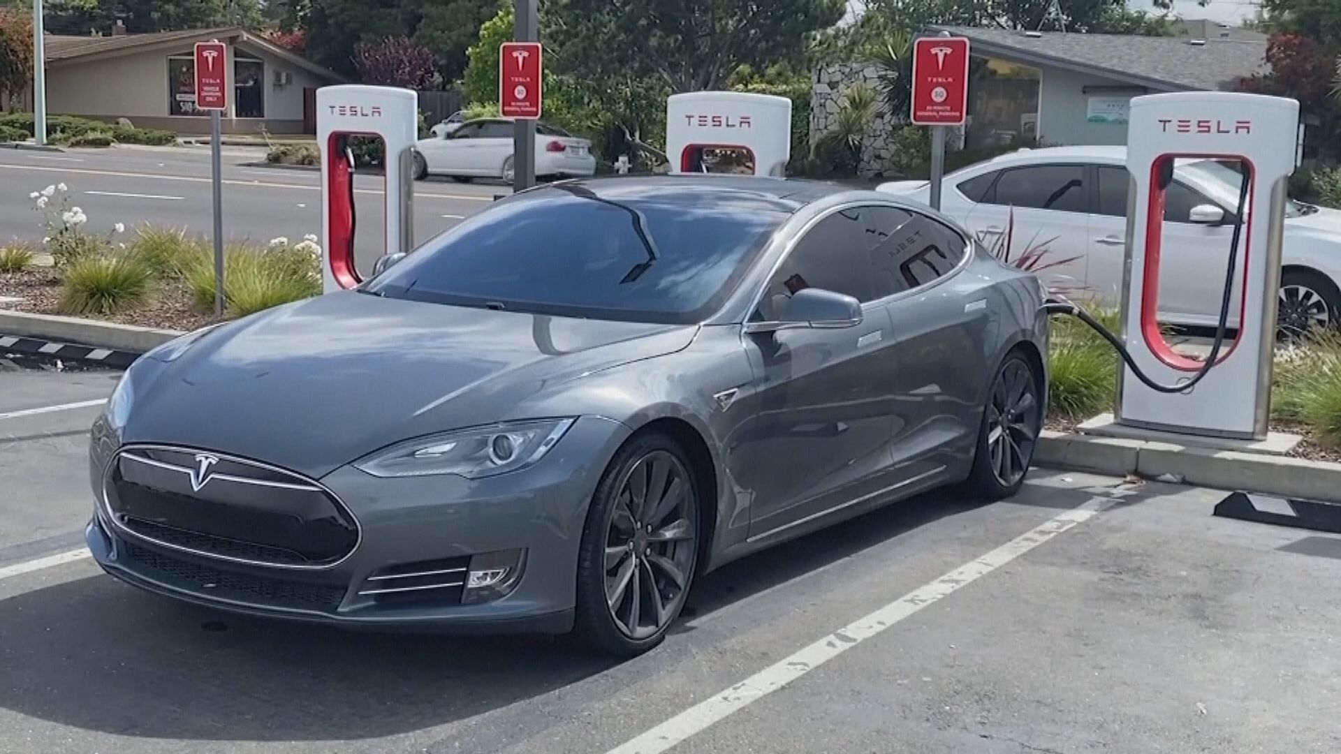 Tesla在美國召回逾200萬架裝有自動駕駛系統的電動車