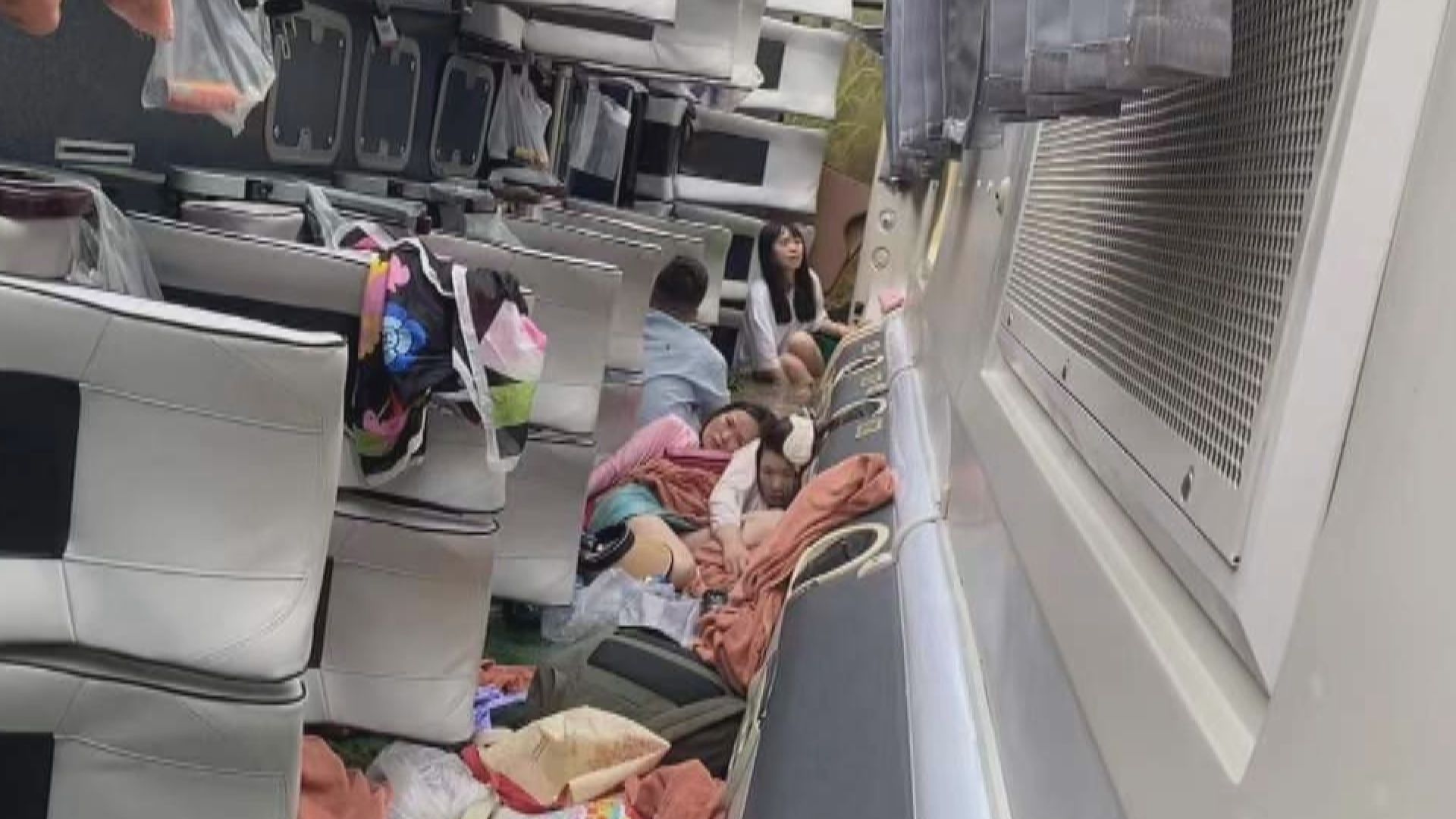 泰國載有中國遊客旅遊巴翻側 27人受傷