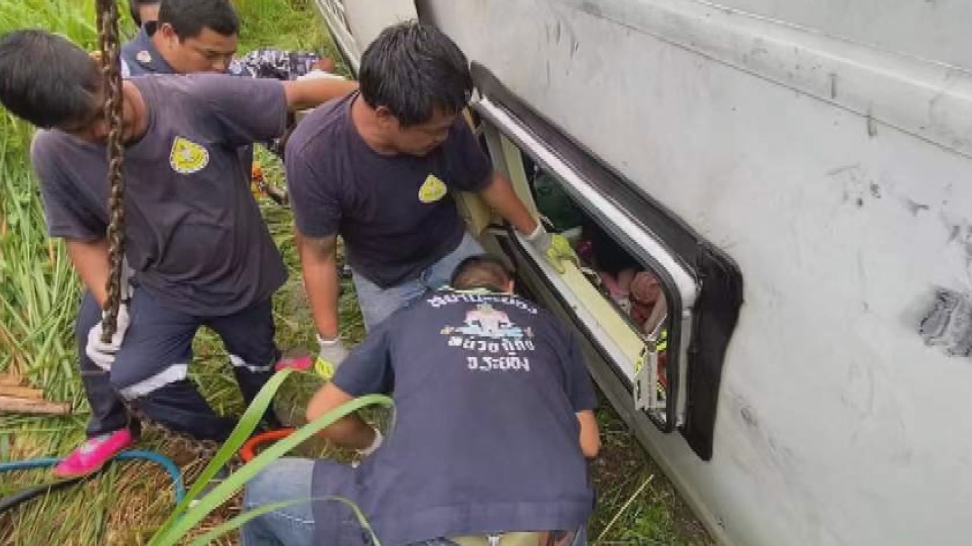中國駐泰國大使館指旅遊巴車禍有24名中國遊客受傷