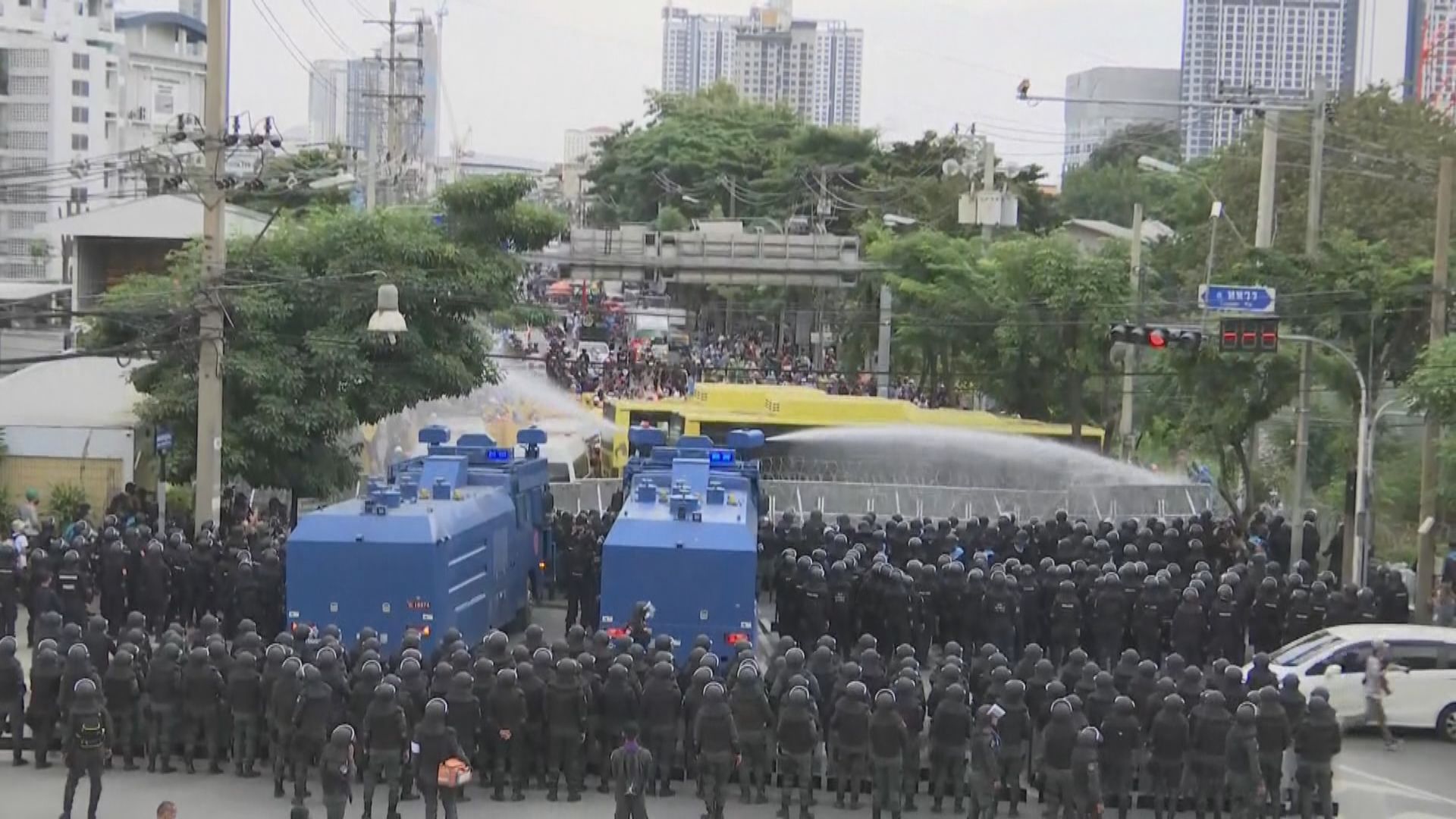 泰國示威者企圖衝破警方路障　警方射水炮驅趕