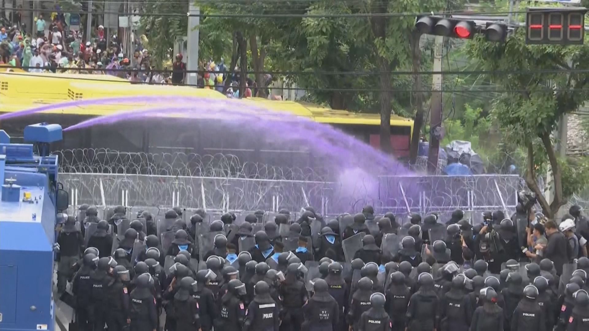 泰國國會辯論修憲爆發警民衝突　有人投擲煙霧彈