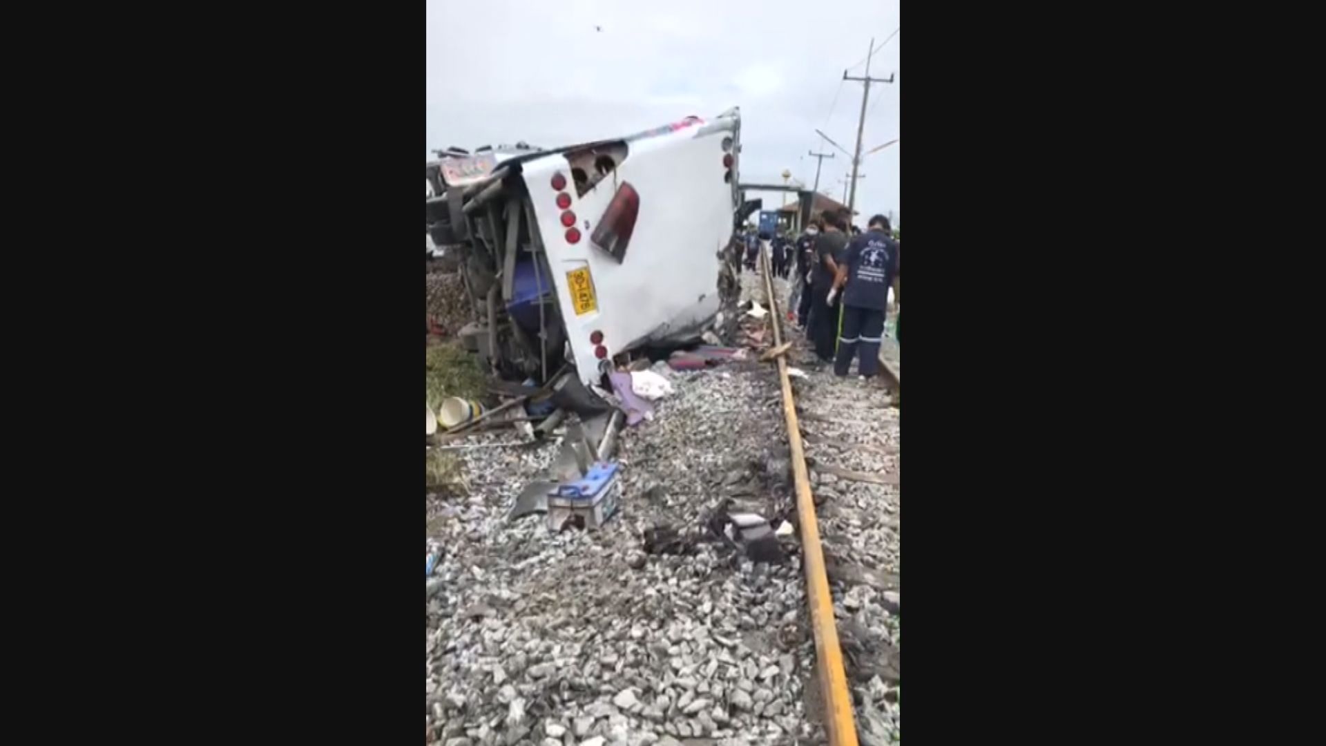泰國北柳府火車巴士相撞數十人死傷
