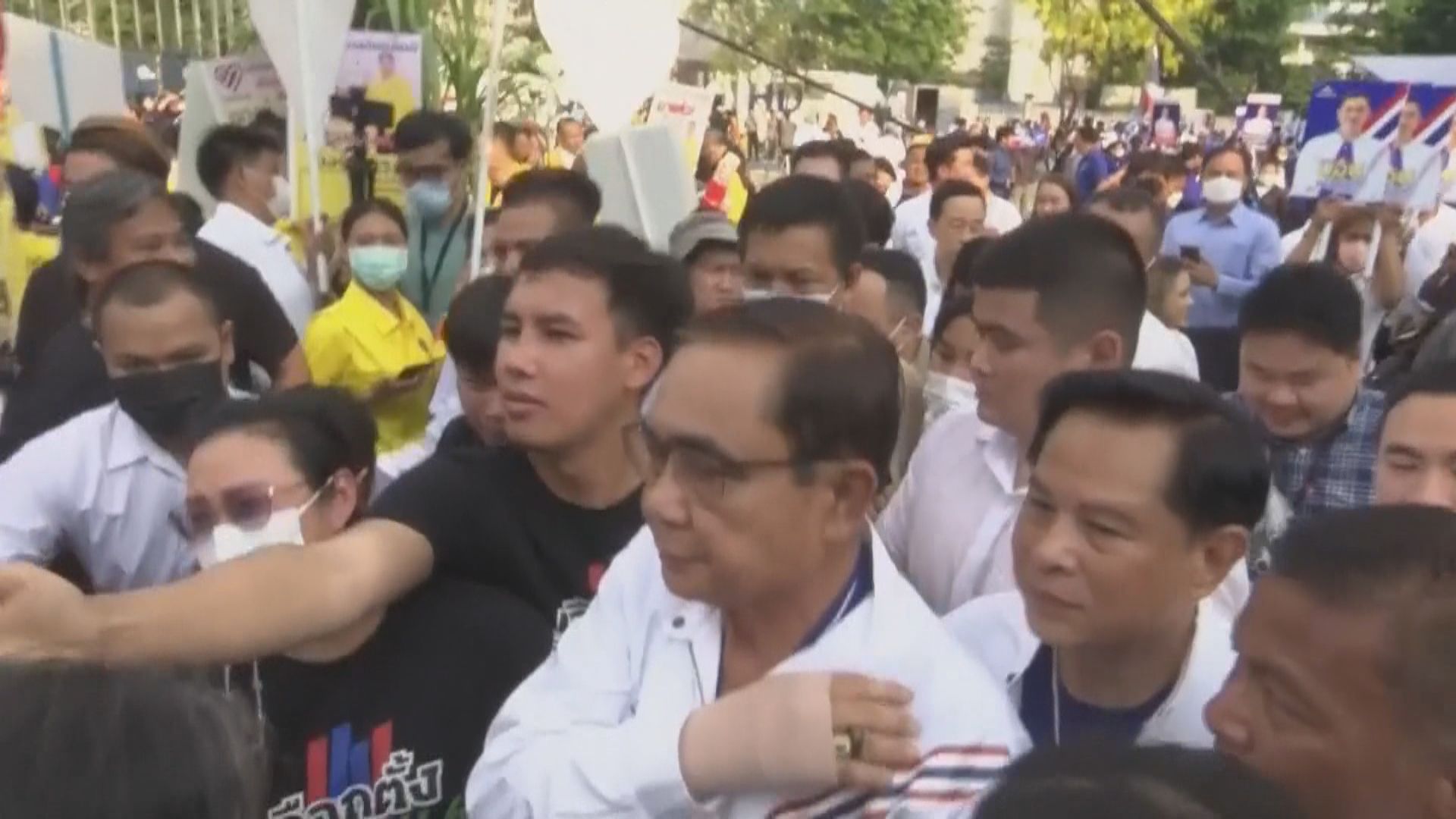 泰國眾議員選舉首日登記　總理巴育現身打氣