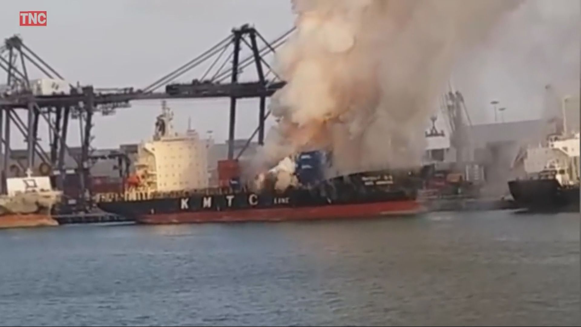 泰國有貨船起火　逾百人送院