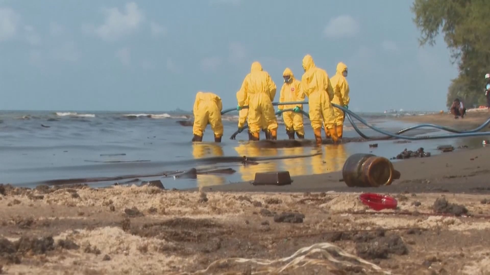 泰國灣有海底油管漏油當局派人清理油污