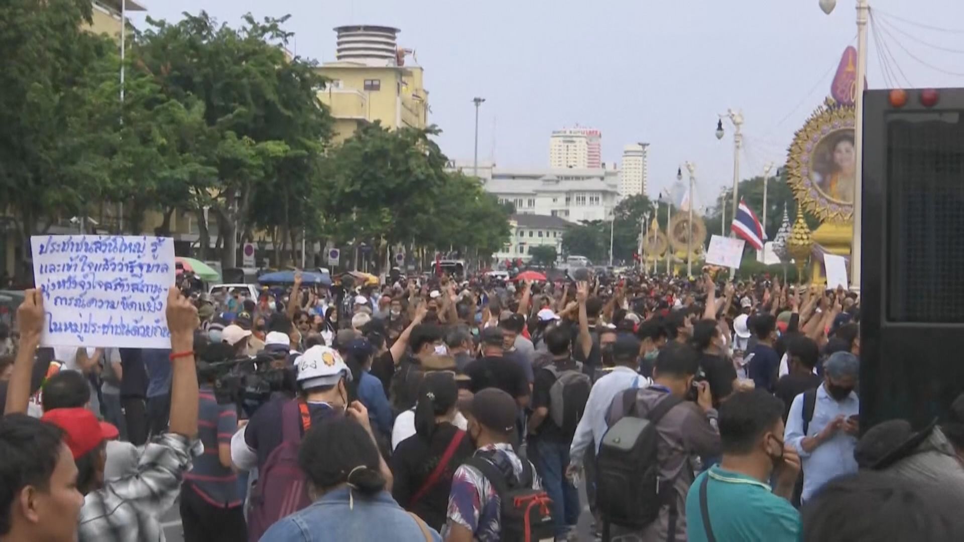 泰國反政府示威者在民主紀念碑附近集會